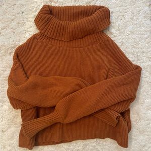 Cropped loose turtleneck sweater